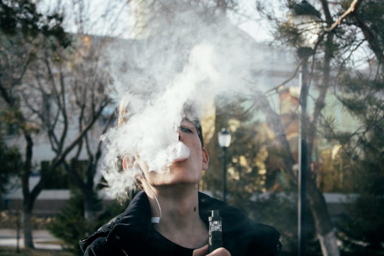 Vapotage : un soutien pour arrêter le tabac, mais pas une solution de remplacement à la cigarette