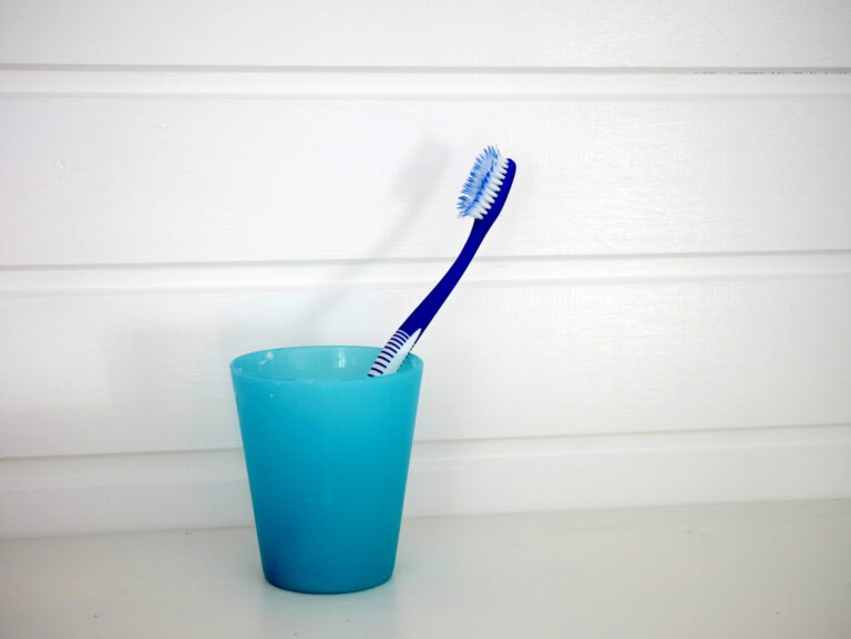 Brosse à dents, les gestes qui nourrissent les microbes